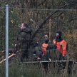 Funkcjonariusze służb w okolicach zbiornika wodnego Lepusz w otulinie Trójmiejskiego Parku Krajobraz