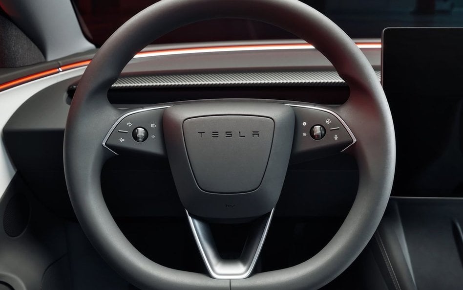 Tesla zlikwidowała klasyczną manetkę kierunkowskazu, zastępując ją przyciskami na kierownicy