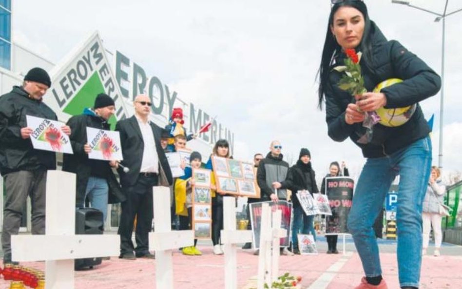 Otwarcie o pozostaniu w Rosji mówią m.in. Leroy Merlin i Auchan. Ich podejście skutkuje protestami p