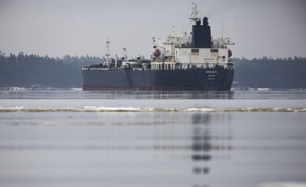 Tankowiec Eagle S, który w zeszłym miesiącu uszkodził podmorskie kable na Morzu Bałtyckim, u wybrzeż