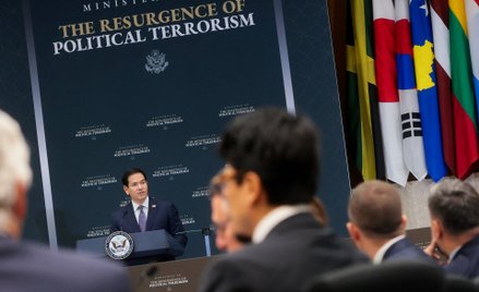 Sekretarz stanu USA Marco Rubio wygłasza przemówienie na początku spotkania ministrów na temat terro