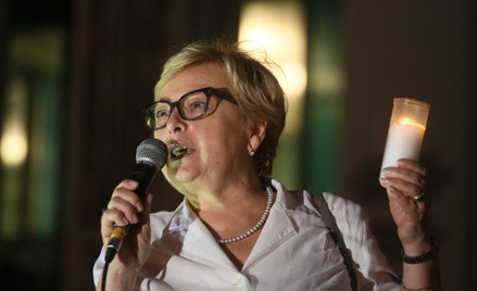 Pierwsza prezes Sądu Najwyższego Małgorzata Gersdorf. Manifestacja - "Łańcuch światła" przed siedzib