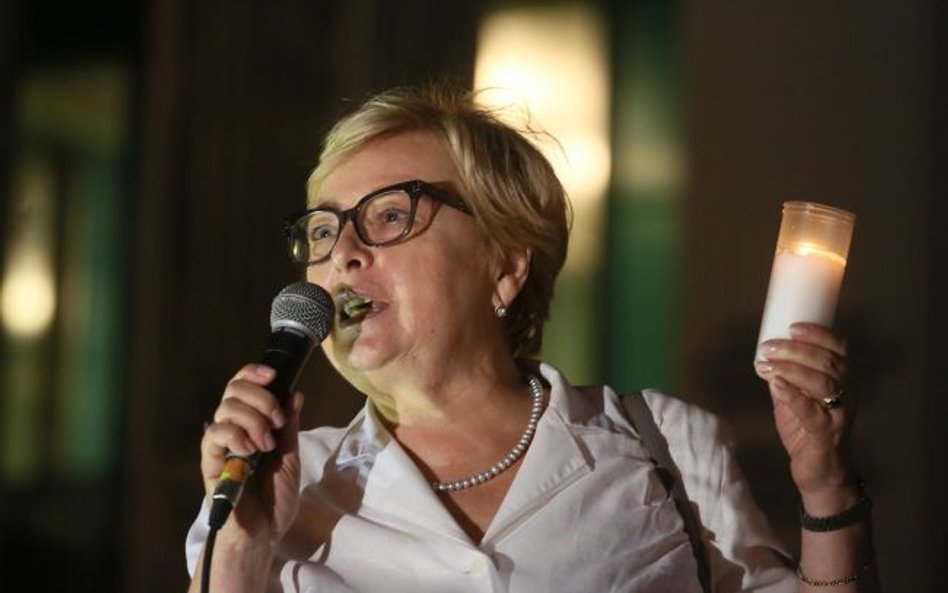 Pierwsza prezes Sądu Najwyższego Małgorzata Gersdorf. Manifestacja - "Łańcuch światła" przed siedzib