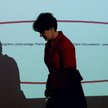 Joanna Kluzik-Rostkowska i cień Pawła Poncyliusza podczas konferencji prasowej w okresie kampanii pr
