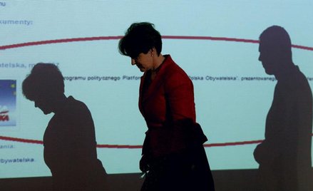 Joanna Kluzik-Rostkowska i cień Pawła Poncyliusza podczas konferencji prasowej w okresie kampanii pr