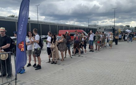 Długa kolejka chętnych do skorzystania z przejazdu drezyną