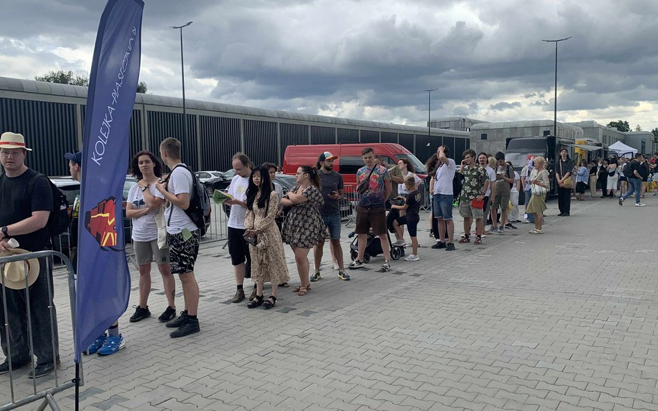 Długa kolejka chętnych do skorzystania z przejazdu drezyną