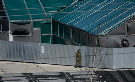 Hangar, w którym znajduje się wrak samolotu prezydenckiego Tu-154M na terenie lotniska wojskowego w 