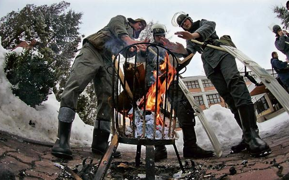 W Kielcach młodzież zorganizowała inscenizację starcia studentów z oddziałami ZOMO