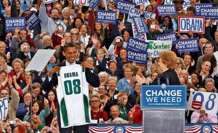Spotkanie ze studentami w East Lansing. Barack Obama obdarowany koszulką koszykars-kiego zespołu Mic