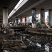 Jeden z kanałów w Lagos wypełniony odpadami plastikowymi.