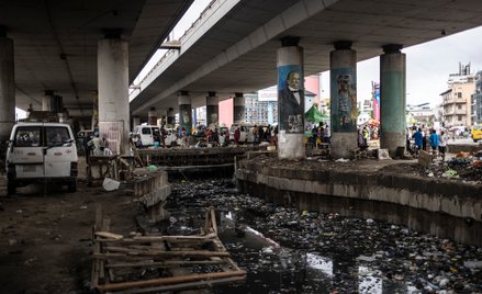 Jeden z kanałów w Lagos wypełniony odpadami plastikowymi.