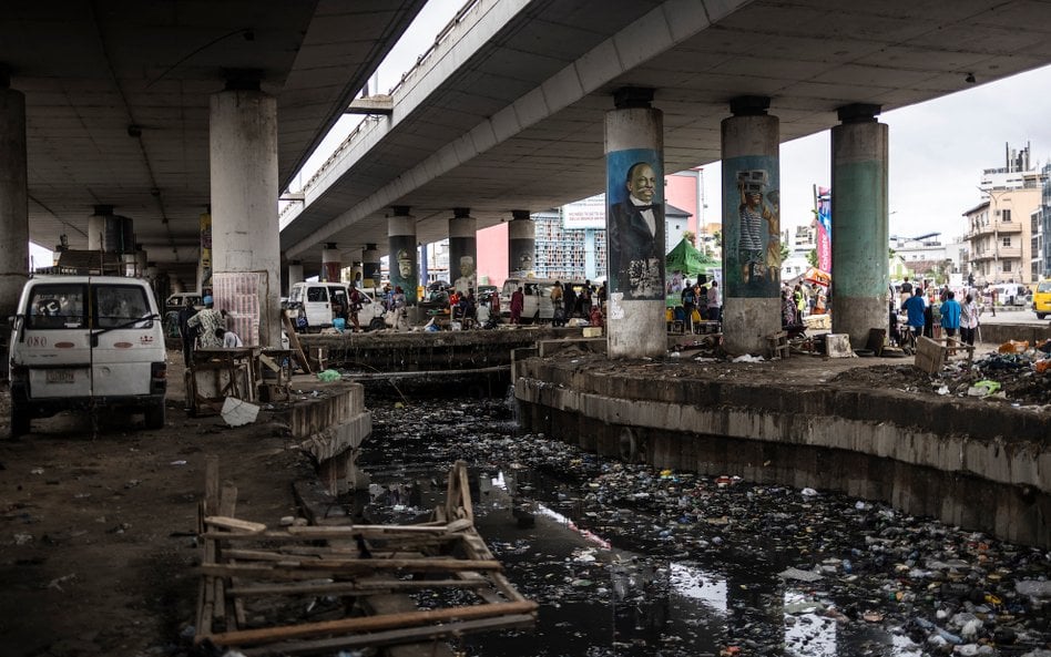 Jeden z kanałów w Lagos wypełniony odpadami plastikowymi.