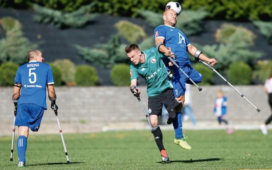 Mecz Kuloodporni – Legia (2:0). W wyskoku o piłkę walczą Rafał Bieńkowski z Kuloodpornych i Mateusz 