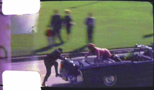 Kadr z kilkunastosekundowego amatorskiego filmu Abrahama Zaprudera z zamachu na JFK w Dallas, 22 lis
