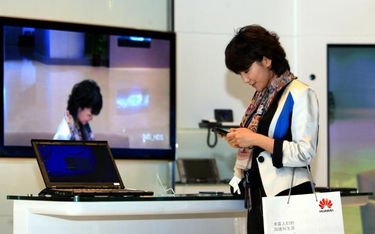 Pracownica Huawei podczas targów w Shenzhen