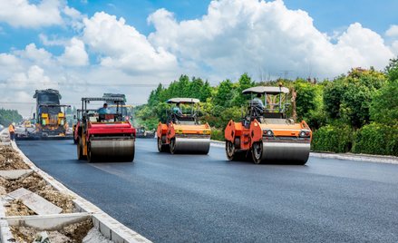 Asfalt w budownictwie drogowym pozostaje wciąż najchętniej wybieranym rozwiązaniem przez inwestorów 