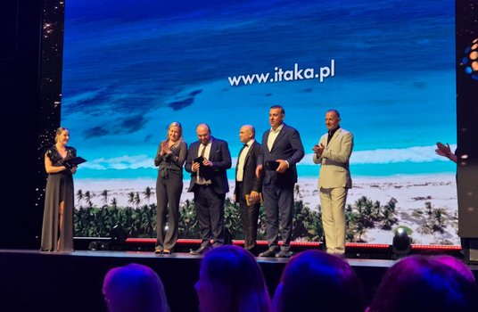 Podczas gali prezes Mariusz Jańczuk (pierwszy z prawej) mówił o wyzwaniach czekających biuro podróży