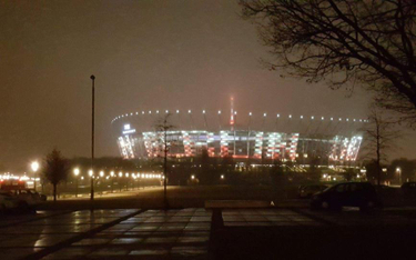 Na elewacji PGE Stadionu Narodowego wyświetlany jest napis Berlin