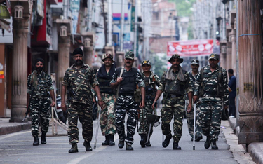 Patrol indyjskich sił bezpieczeństwa na ulicach Dżammu po ogłoszeniu przez Indie decyzji o wycofaniu