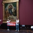 Aktywiści z ogranizacji Last Generation przed obrazem Rafaela w Galerii Drezdeńskiej w sierpniu 2022