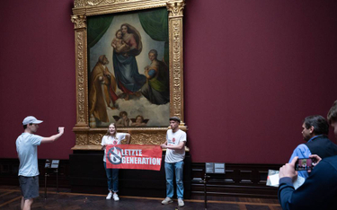 Aktywiści z ogranizacji Last Generation przed obrazem Rafaela w Galerii Drezdeńskiej w sierpniu 2022