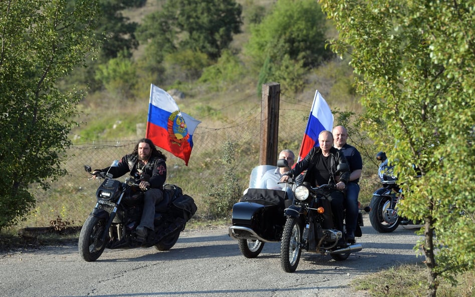 Władimir Putin i Aleksander Załdostanow podczas rajdu „Nocnych wilków” w 2019 roku.