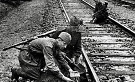 Sowieccy partyzanci podkładają minę na linii kolejowej koło Mińska, wiosna 1944 r.