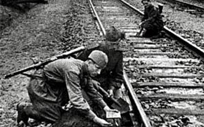 Sowieccy partyzanci podkładają minę na linii kolejowej koło Mińska, wiosna 1944 r.