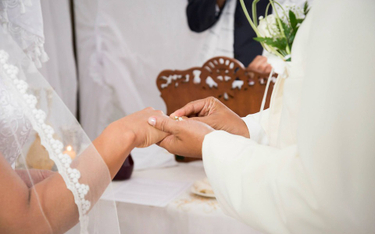 Maleje liczba małżeństw w Polsce