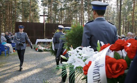 Polska delegacja rządowa składa kwiaty na Polskim Cmentarzu Wojennym w Miednoje, 4 września 2008 r. 