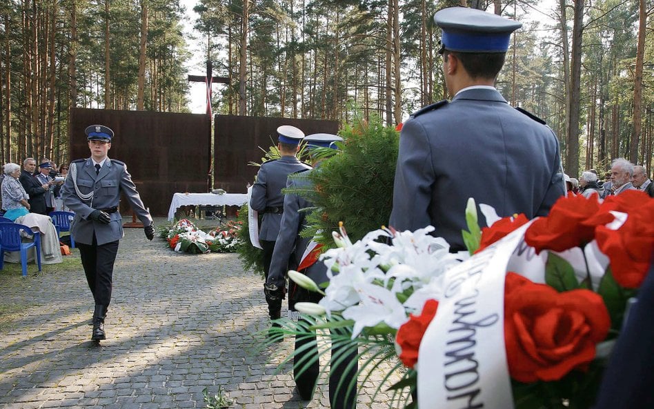 Polska delegacja rządowa składa kwiaty na Polskim Cmentarzu Wojennym w Miednoje, 4 września 2008 r. 