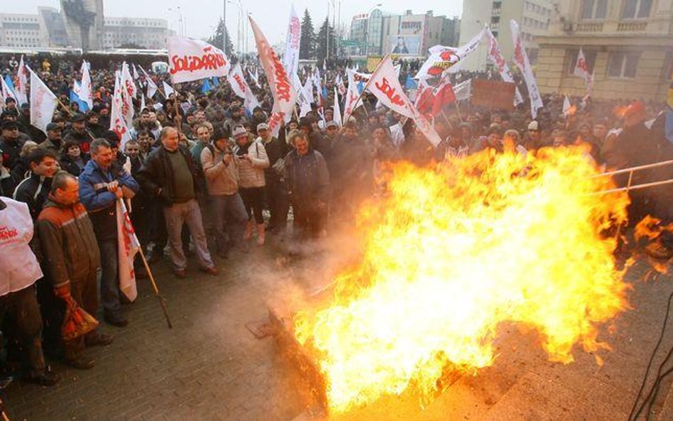 Ubiegłotygodniowy protest pracowników ZZM przed Podkarpackim Urzędem Wojewódzkim
