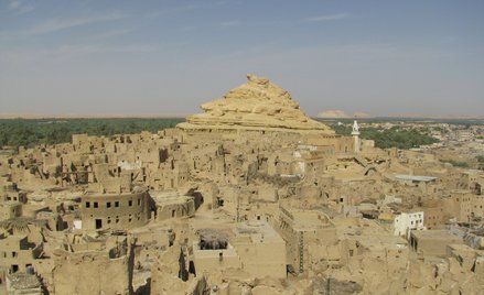 Oaza Siwa, Egipt. Shali (Stare Miasto) słynie z architektury kersheef (cegła mułowa). W oddali widać