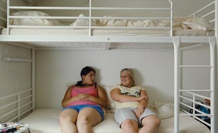 Verena Lehbauer i Melanie Lenz (główna bohaterka) w filmie ?„Raj: Nadzieja”. Od jutra na polskich ek