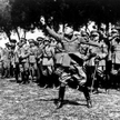 Benito Mussolini demonstruje rzut granatem gazowym, 1935 r.