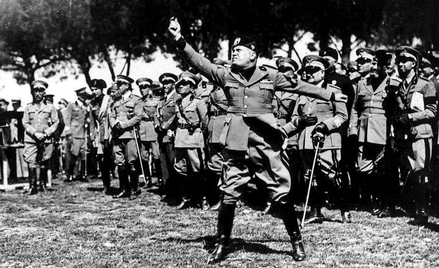 Benito Mussolini demonstruje rzut granatem gazowym, 1935 r.