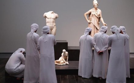 9. Goście otwartego w Abu Zabi pierwszego poza Francją oddziału muzeum w Luwrze.