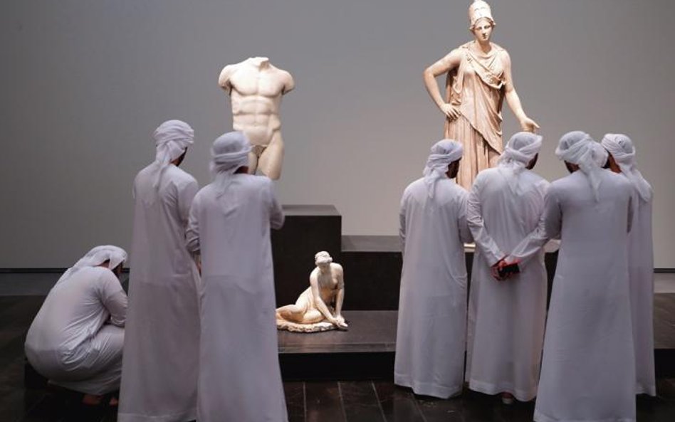 9. Goście otwartego w Abu Zabi pierwszego poza Francją oddziału muzeum w Luwrze.