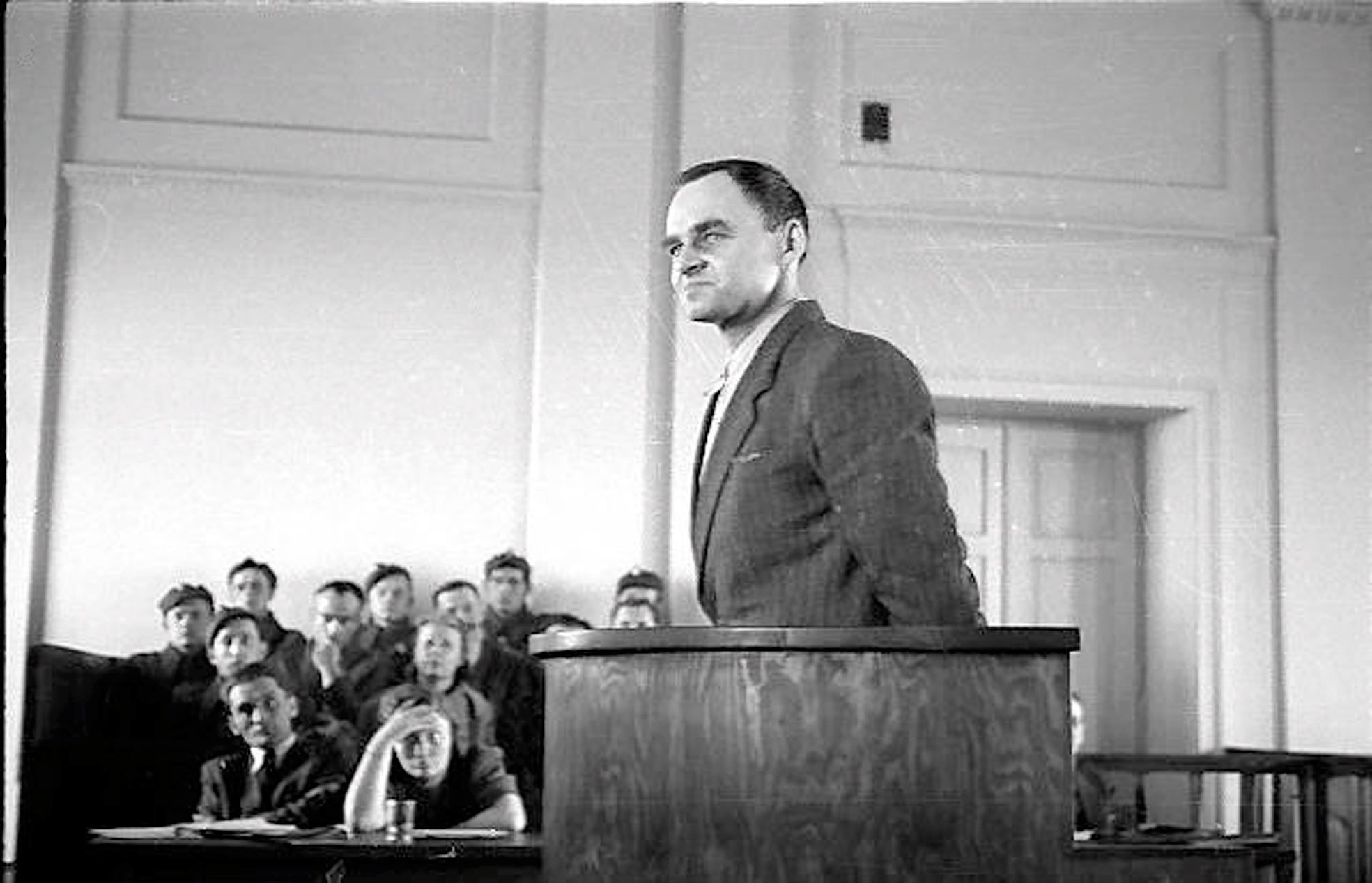 Czy w demokracji potrzebujemy herosów