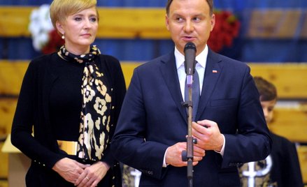 Spada poparcie dla Dudy i Szydło