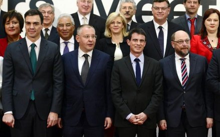 W pierwszym rzędzie: Pedro Sánchez (PSOE), Sergei Stanishev,Manuel Valls, Martin Schulz
