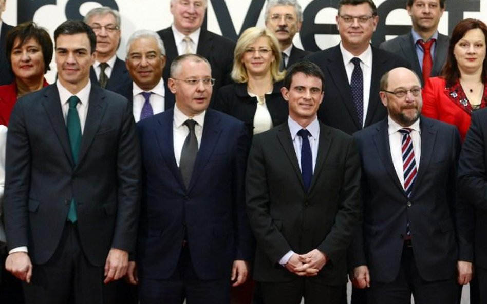 W pierwszym rzędzie: Pedro Sánchez (PSOE), Sergei Stanishev,Manuel Valls, Martin Schulz