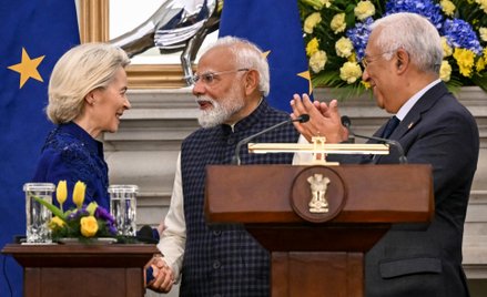 Przewodnicząca Komisji Europejskiej Ursula von der Leyen (po lewej) wita się z premierem Indii Naren