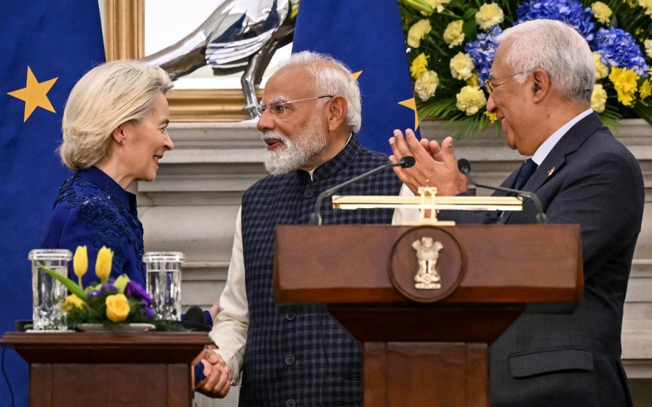 Przewodnicząca Komisji Europejskiej Ursula von der Leyen (po lewej) wita się z premierem Indii Naren