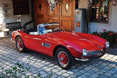 Ten wóz, kiedyś należący do brytyjskiego kierowcy wyścigowego Johna Surteesa, wielokrotnego mistrza 