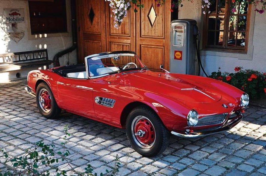 Ten wóz, kiedyś należący do brytyjskiego kierowcy wyścigowego Johna Surteesa, wielokrotnego mistrza 