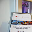 Materiały reklamowe podczas konferencji nt. podsumowania funkcjonowania Polskiej Strefy Inwestycji
