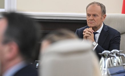 Premier Donald Tusk przewodniczy specjalnemu posiedzeniu rządu w KPRM w Warszawie, 26 bm. Rząd podej