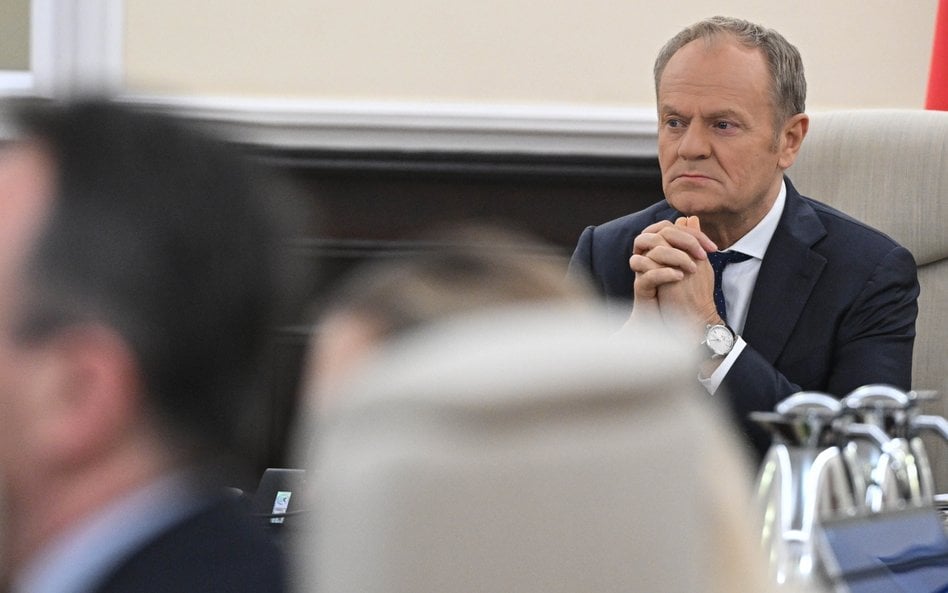 Premier Donald Tusk przewodniczy specjalnemu posiedzeniu rządu w KPRM w Warszawie, 26 bm. Rząd podej